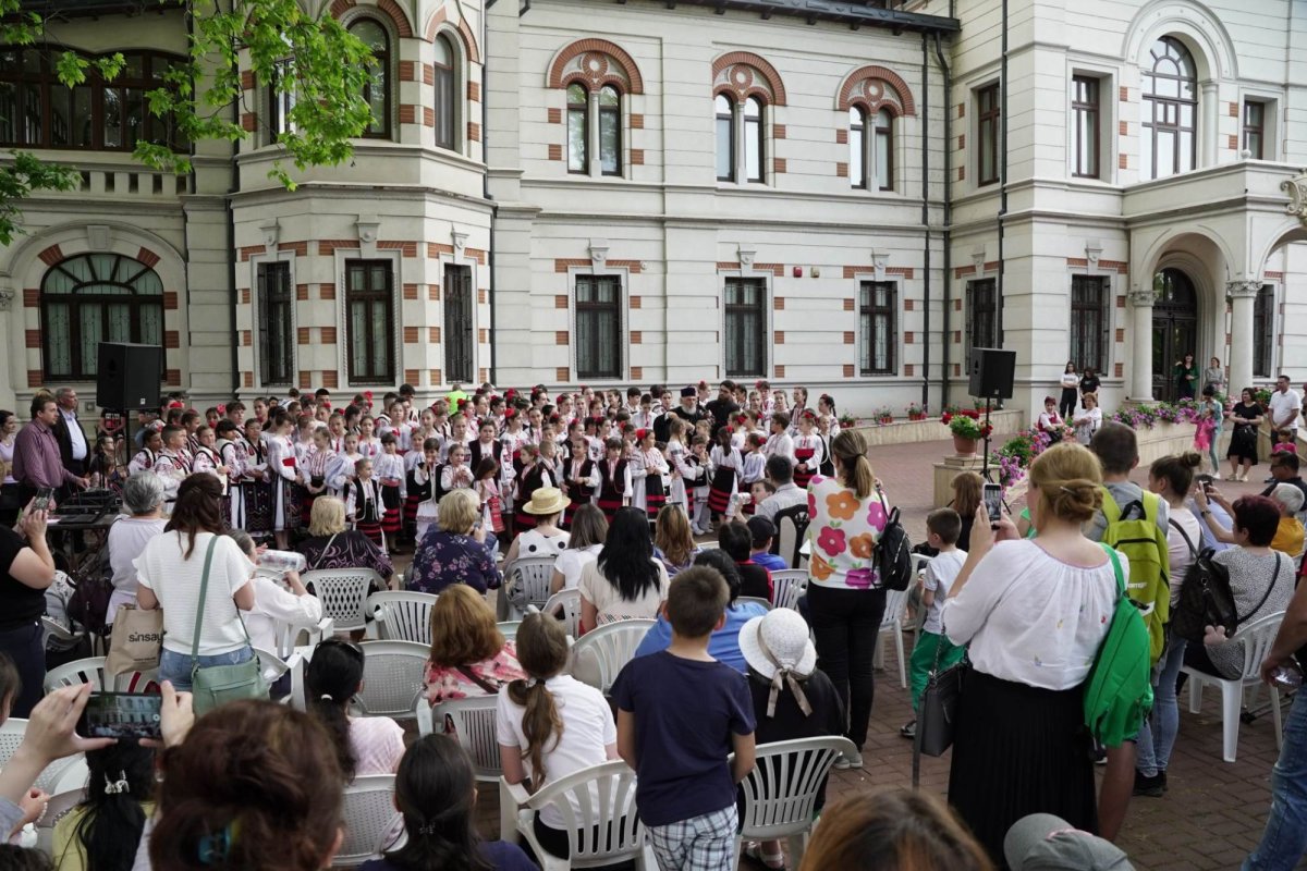 Manifestări cultural‑artistice de Ziua Copilului la Galaţi  298374