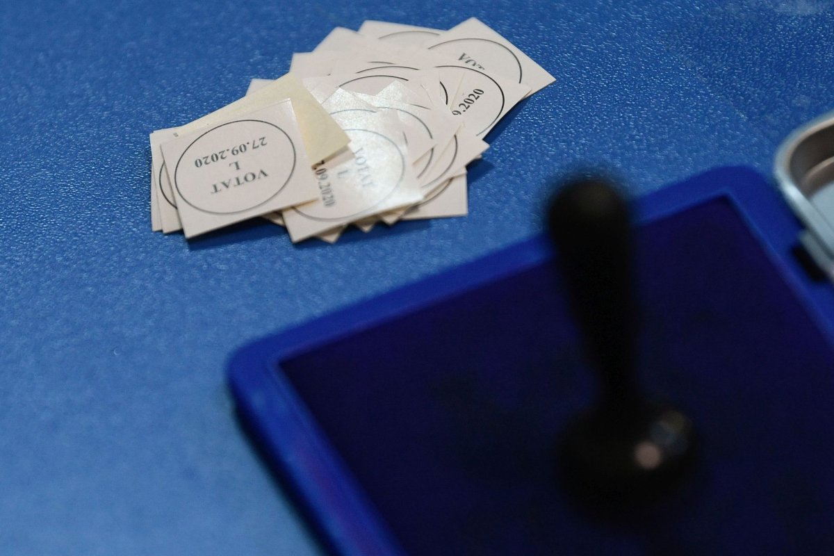 Persoanele cu anumite afecțiuni pot intra însoțite în cabina de vot 298320