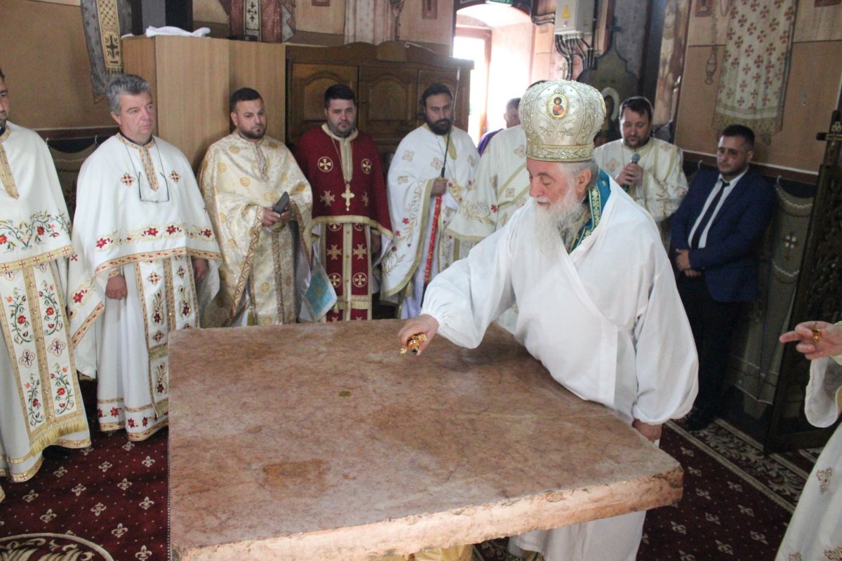 Resfințirea unei biserici din județul Gorj 298398