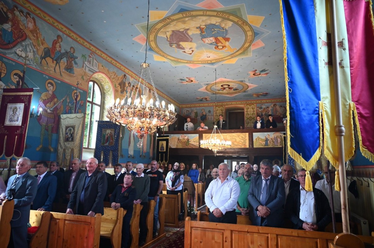 Slujire arhierească în Parohia Abrămuț, județul Bihor 298337