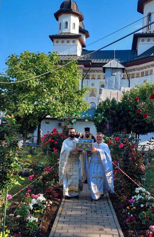 Zile de pelerinaj cu Cinstitul Brâu al Maicii Domnului în Bucureşti 298409