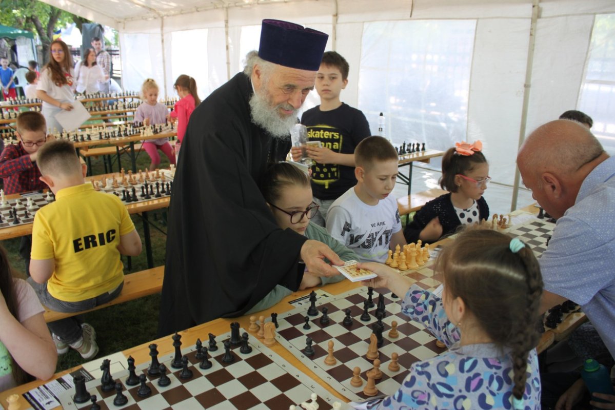 Binecuvântare pentru nevăzători și concurs de șah la Galați 298911