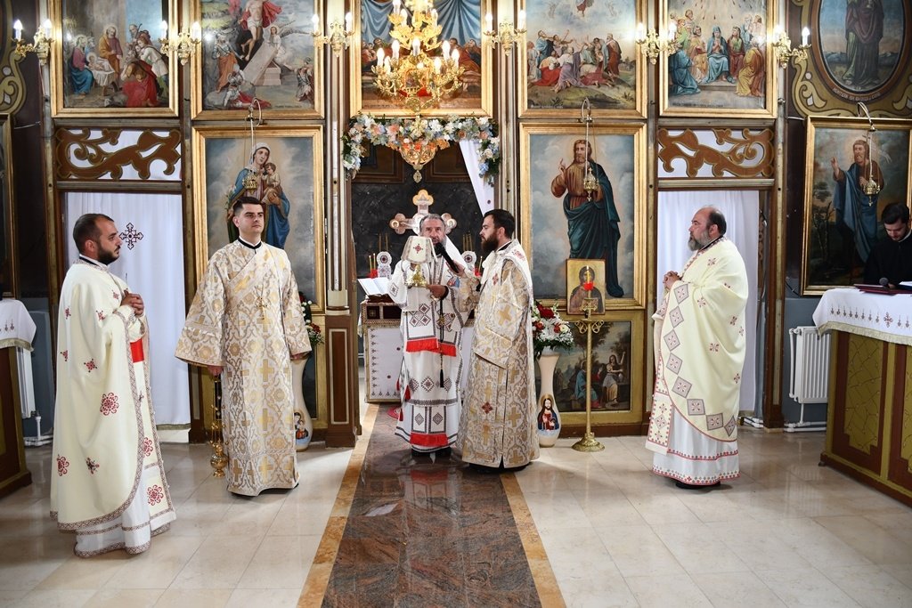 Biserica parohială de la Văliug s-a schimbat la față 298915