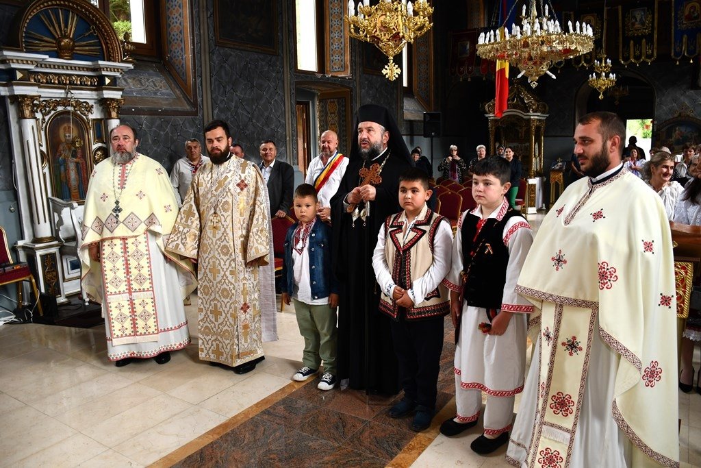 Biserica parohială de la Văliug s-a schimbat la față 298917