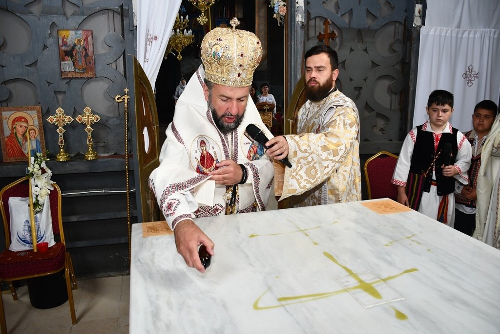 Biserica parohială de la Văliug s-a schimbat la față 298918