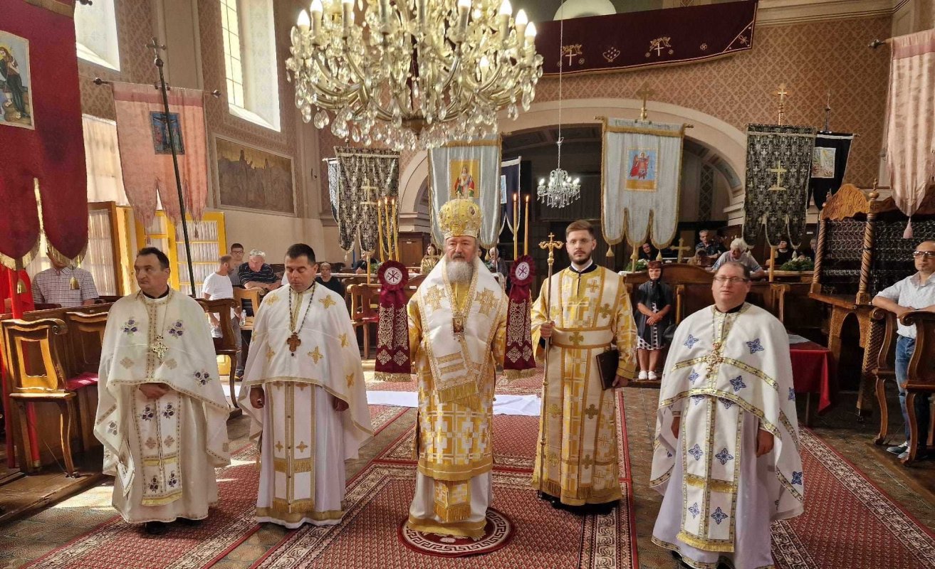 Slujire arhierească la românii din localitatea Ecica, Serbia 298900