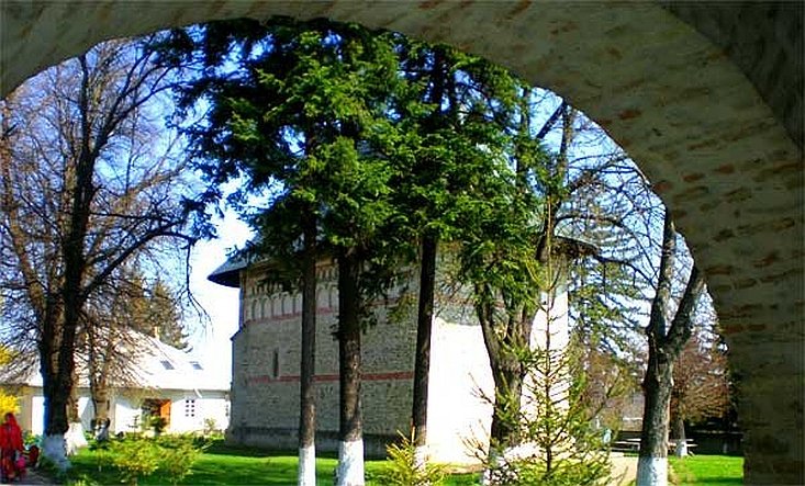 Biserica de la Războieni, cinstitoare a jertfei și lăcaș al neuitării îndurerate 298950
