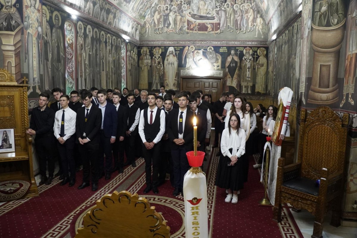 Bucuria absolvirii la Seminarul „Sfântul Andrei” din Galaţi 298999