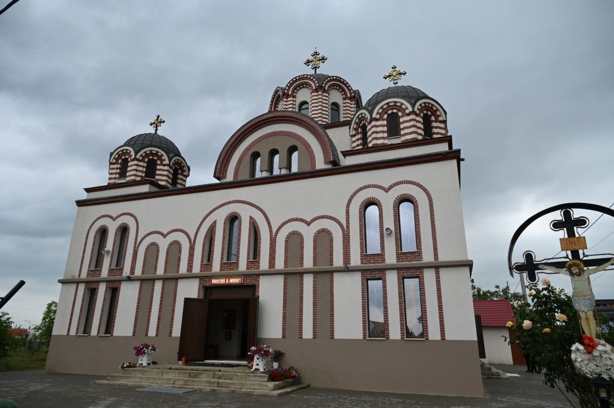 Prima Liturghie arhierească în biserica din cartierul orădean Grigorescu 298976
