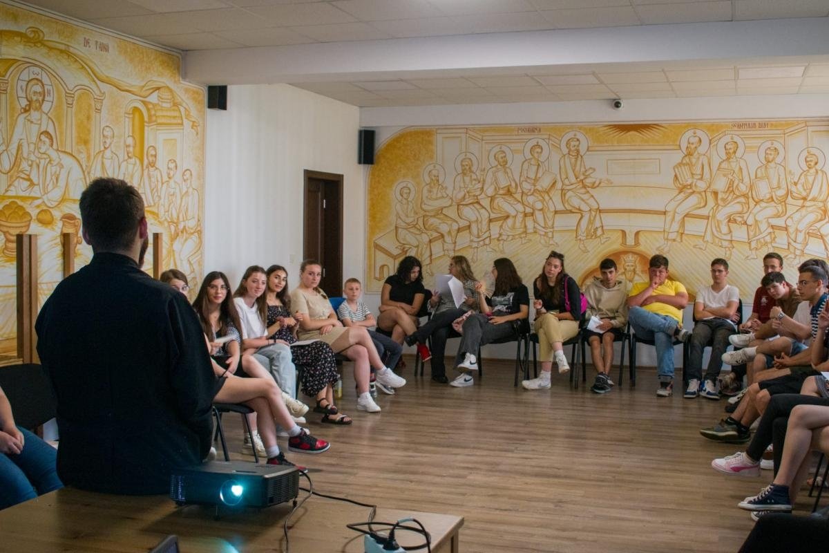 Sesiune de formare pentru tinerii voluntari ai Asociației Patmos din Onești 298982