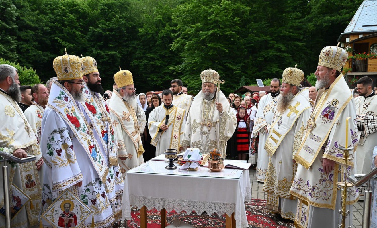 Sobor de arhierei la târnosirea bisericii Schitului Cucuiș, Hunedoara 298966