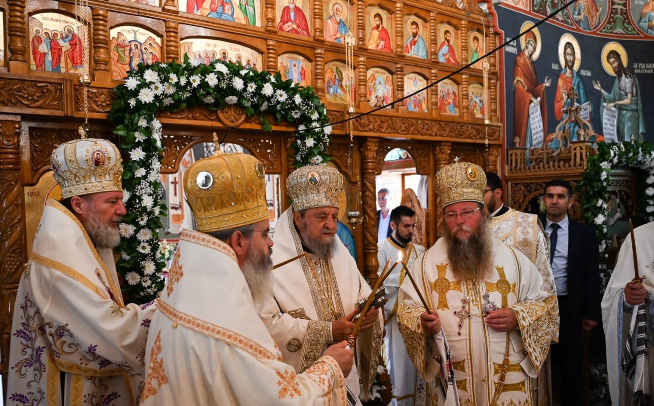 Sobor de arhierei la târnosirea bisericii Schitului Cucuiș, Hunedoara 298968