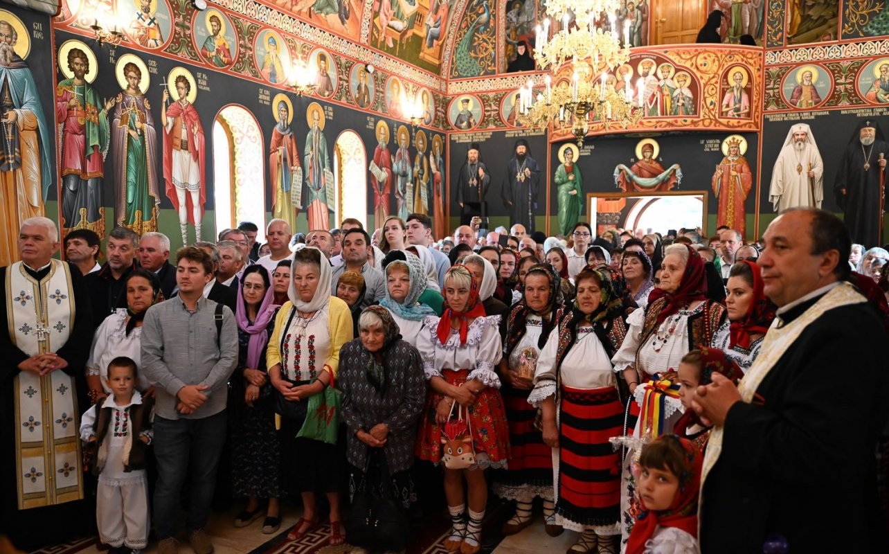 Sobor de arhierei la târnosirea bisericii Schitului Cucuiș, Hunedoara 298973