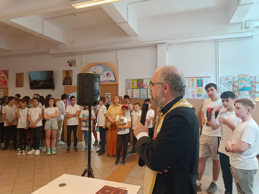 Expoziție dedicată unor sfinți tămăduitori la o școală gimnazială din Capitală 299564