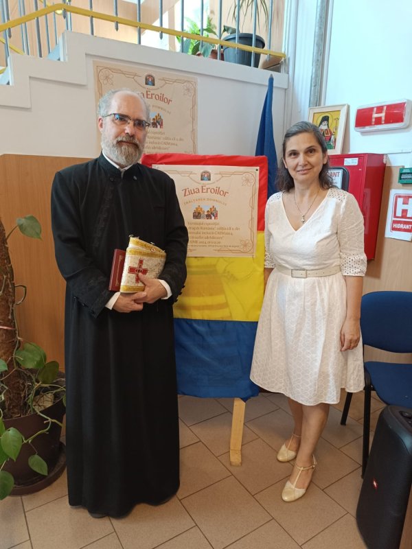 Expoziție dedicată unor sfinți tămăduitori la o școală gimnazială din Capitală 299565