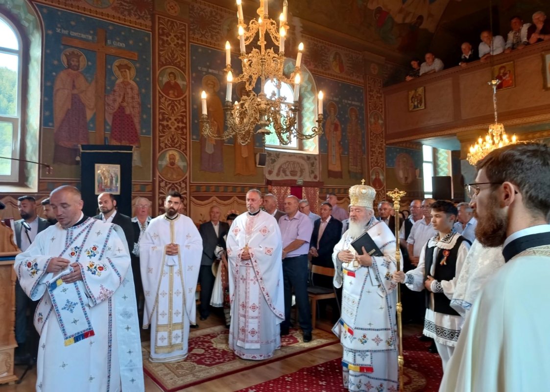 Binecuvântări arhiereşti în parohii bistriţene şi clujene 300231
