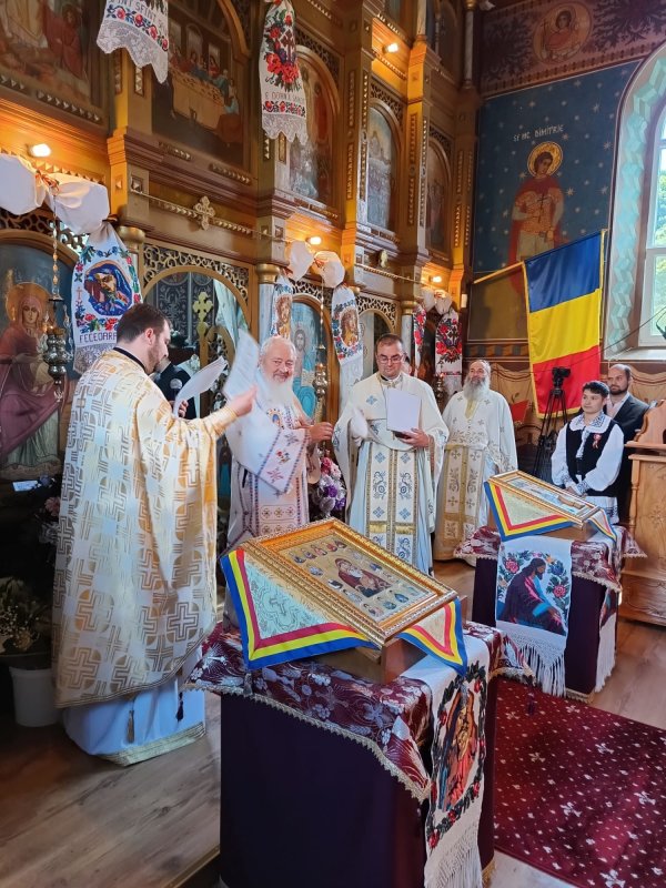 Binecuvântări arhiereşti în parohii bistriţene şi clujene 300232