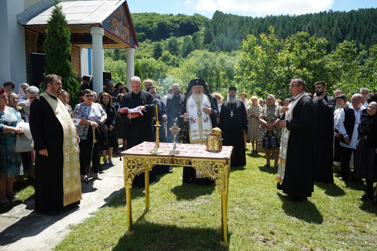 Binecuvântări arhiereşti în parohii bistriţene şi clujene 300233