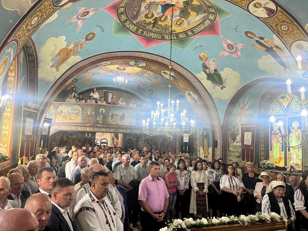 Binecuvântări arhiereşti în parohii bistriţene şi clujene 300237