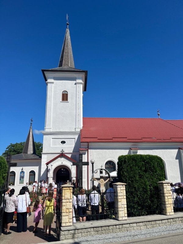 Binecuvântări arhiereşti în parohii bistriţene şi clujene 300240