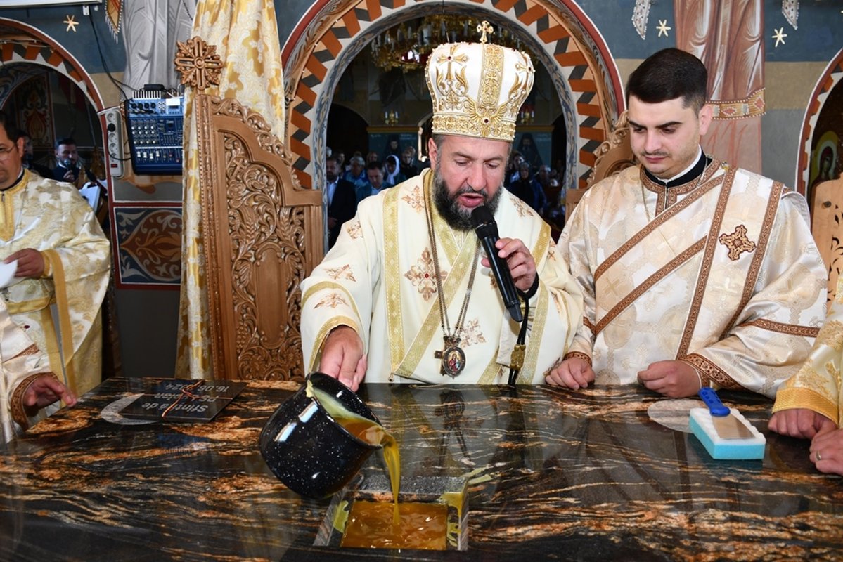 Biserica Parohiei Mal-Oţelu Roşu a fost resfințită 300266