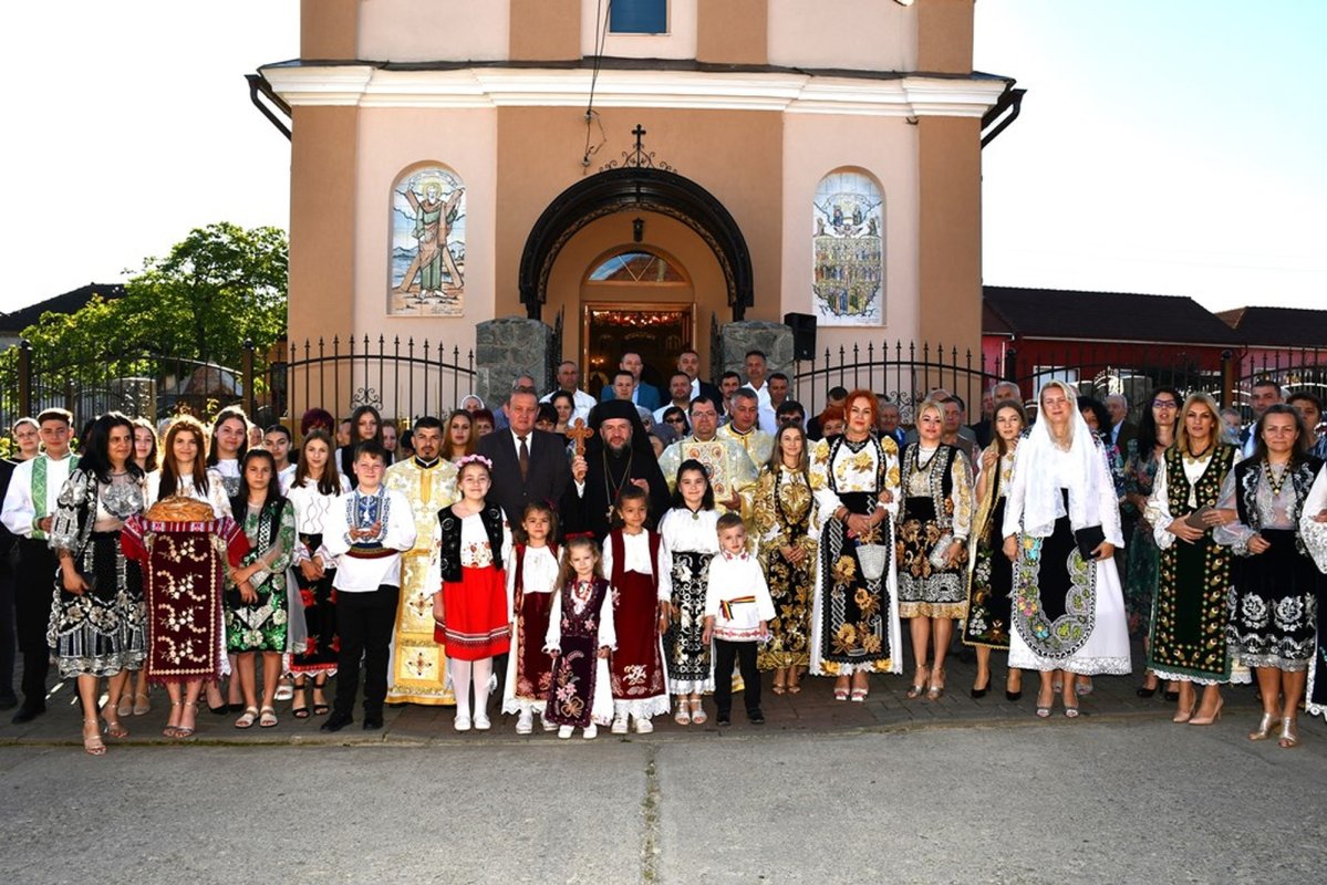 Biserica Parohiei Mal-Oţelu Roşu a fost resfințită 300267