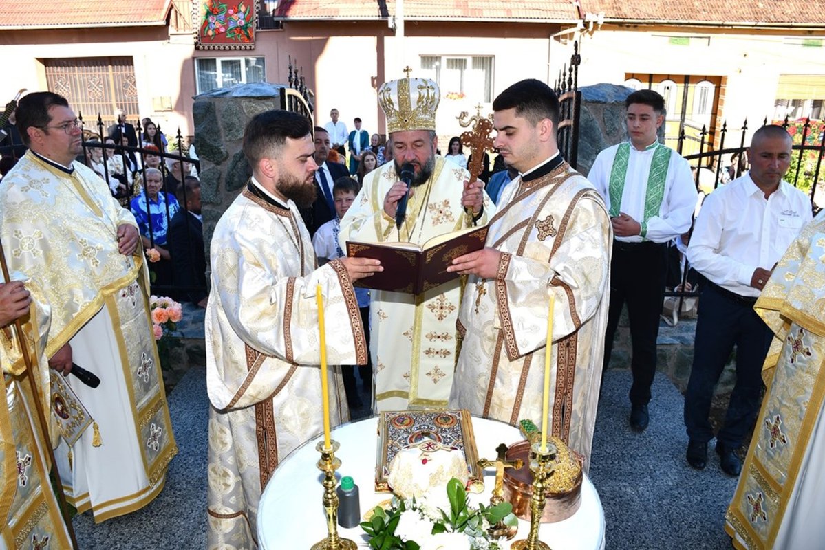 Biserica Parohiei Mal-Oţelu Roşu a fost resfințită 300268