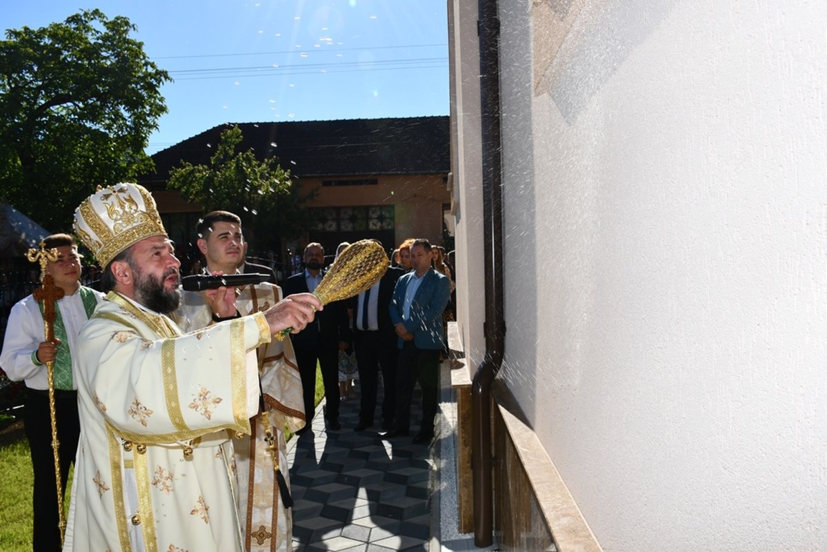 Biserica Parohiei Mal-Oţelu Roşu a fost resfințită 300269