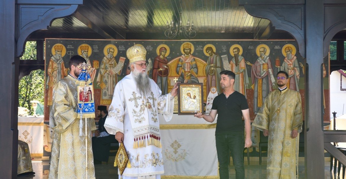 Înnoire la mănăstirea vâlceană Surpatele 300330