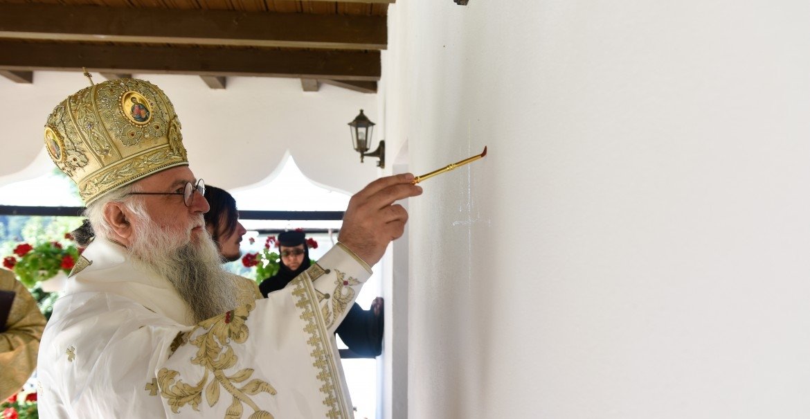 Înnoire la mănăstirea vâlceană Surpatele 300331