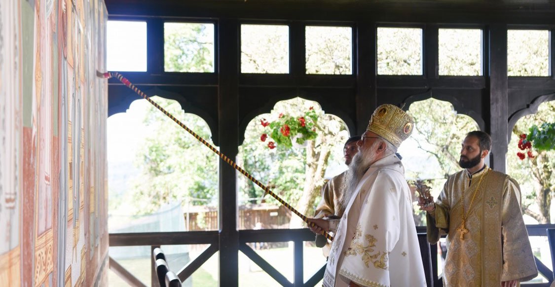 Înnoire la mănăstirea vâlceană Surpatele 300333