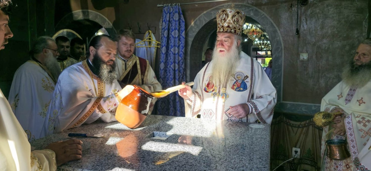 Sfințirea bisericii Parohiei Pătulele 1 din județul Mehedinți 300334