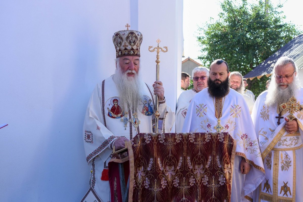 Sfințirea bisericii Parohiei Pătulele 1 din județul Mehedinți 300335