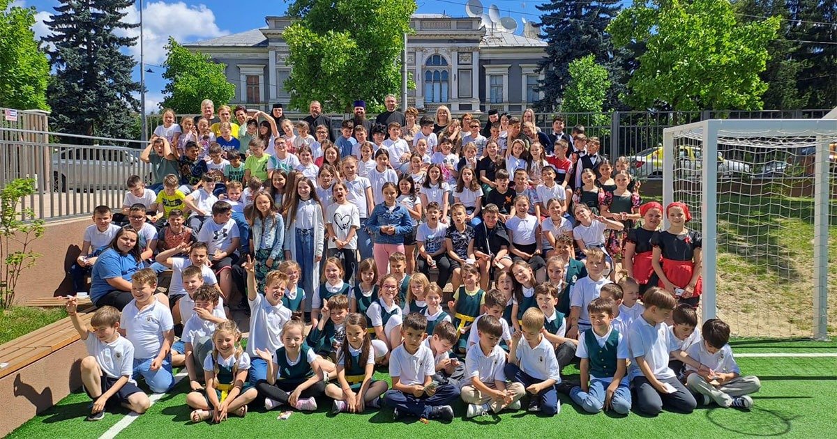Vizită arhierească la Școala Primară „Sfântul Stelian”‑Bistrița 300602