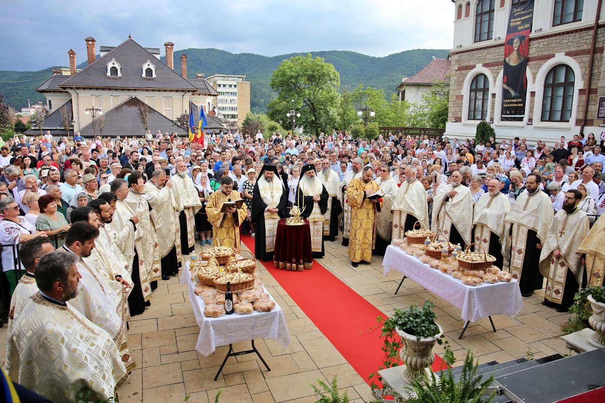 Orașul Piatra Neamț în haine de sărbătoare 300700