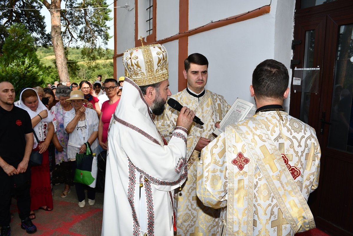 Înnoirea bisericii Schitului „Pogorârea Sfântului Duh”-Vărădia  300839