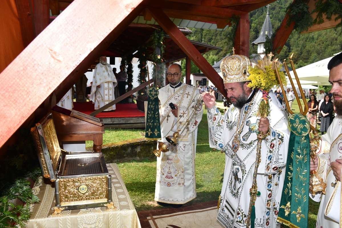 Înălțare duhovnicească la o mănăstire dintr‑o poiană 300883