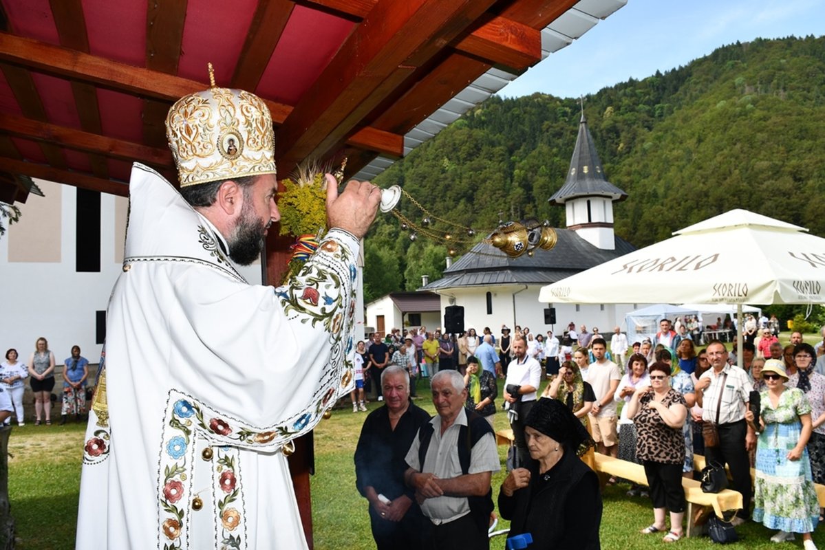 Înălțare duhovnicească la o mănăstire dintr‑o poiană 300884