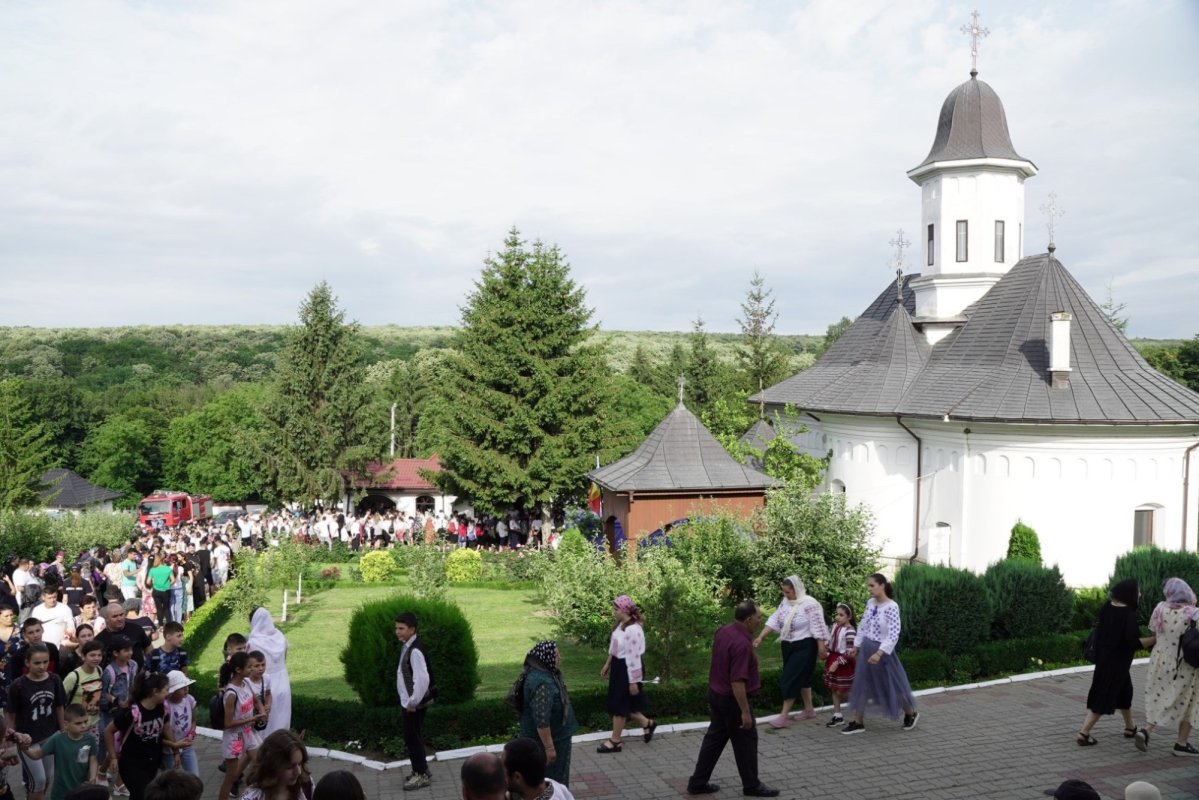 Pelerinii tinereții, izvor de comuniune la Buciumeni 300902