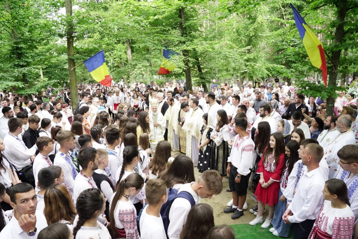 Pelerinii tinereții, izvor de comuniune la Buciumeni 300904