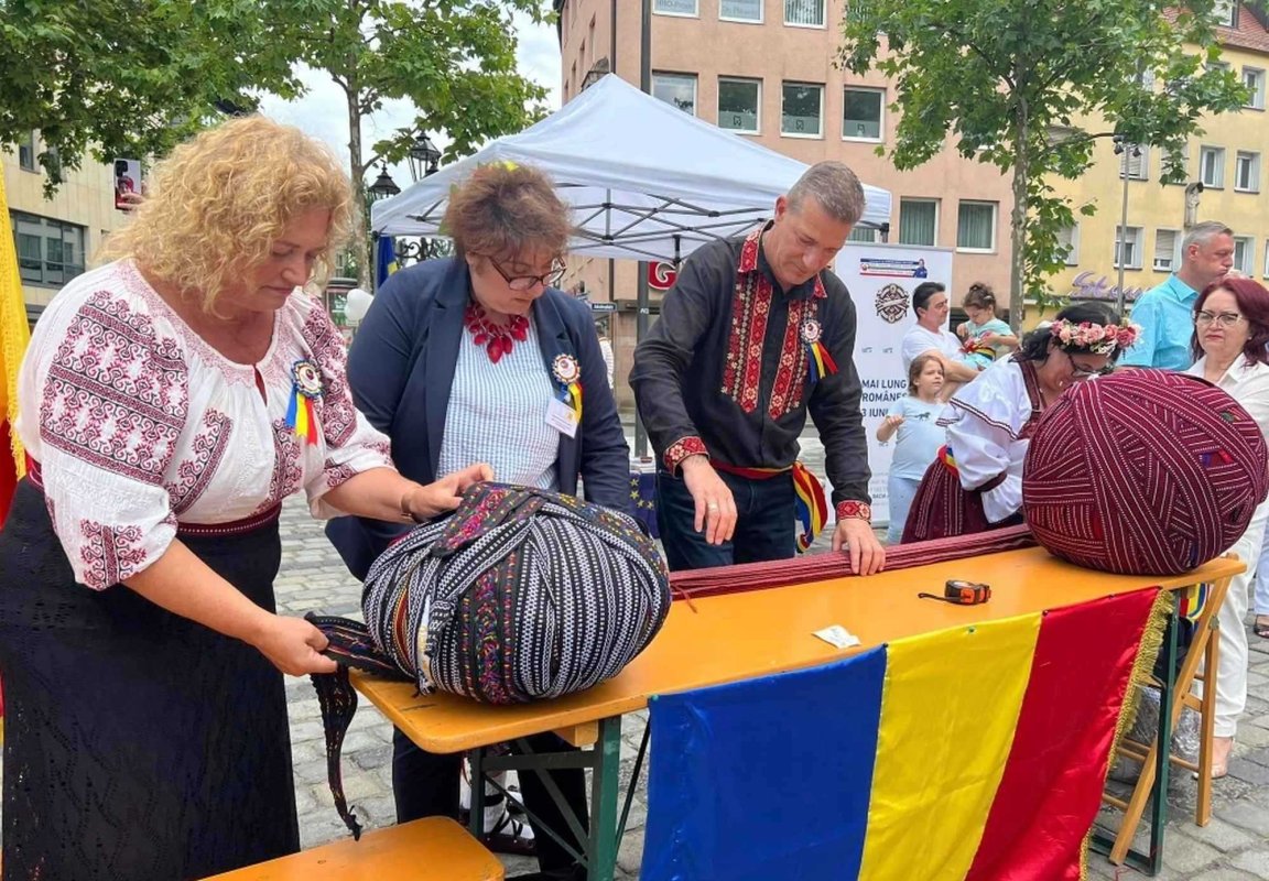 Brâu cusut de românii din toată lumea 300922