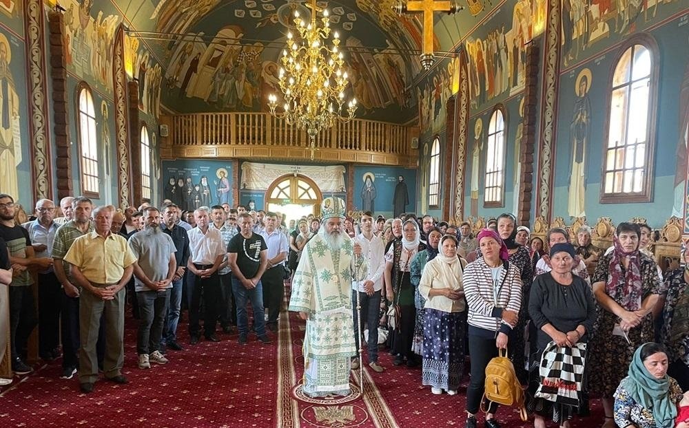Slujire a ierarhului Hușilor la Schitul Drăgești 300944