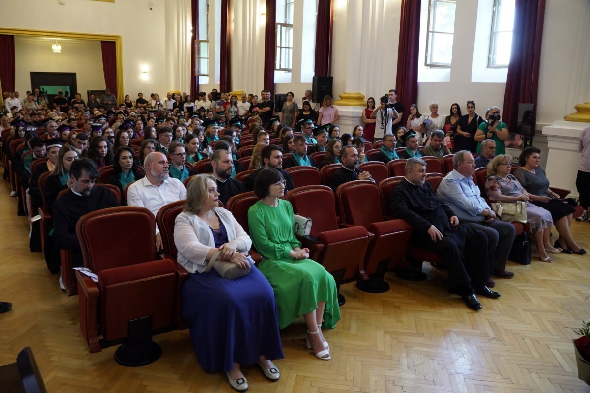 Cursul festiv al absolvenţilor Facultăţii de Istorie, Filosofie şi Teologie din Galaţi 301065