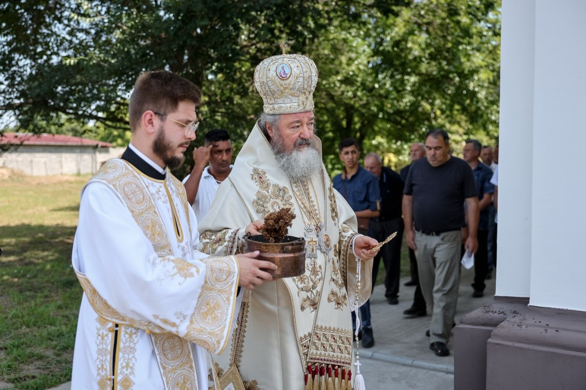 Înnoire și binecuvântare într-o parohie românească din Serbia 301063