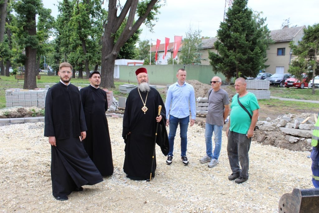 Vizită arhierească la o biserica românească în curs de renovare 301143