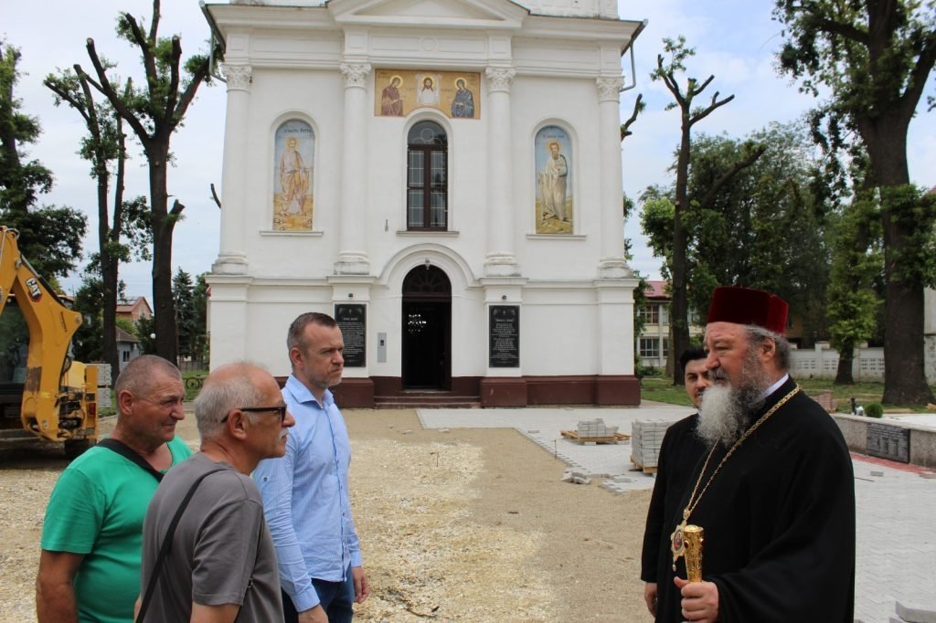 Vizită arhierească la o biserica românească în curs de renovare 301144