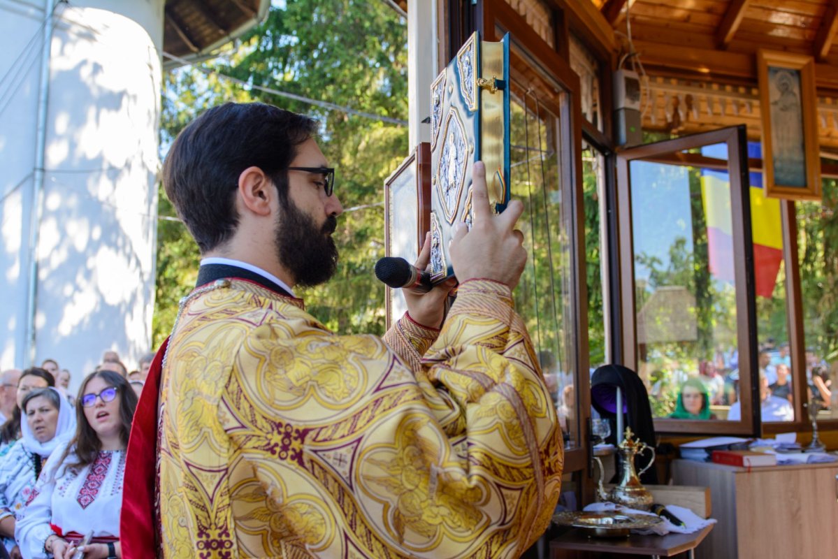 Binecuvântare arhierească la hramul Mănăstirii Lacuri - Hârlău 301178