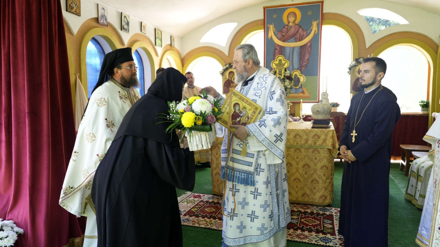 Sărbătoarea Mănăstirii „Sfinții Apostoli Petru și Pavel” de la Cârțișoara 301254