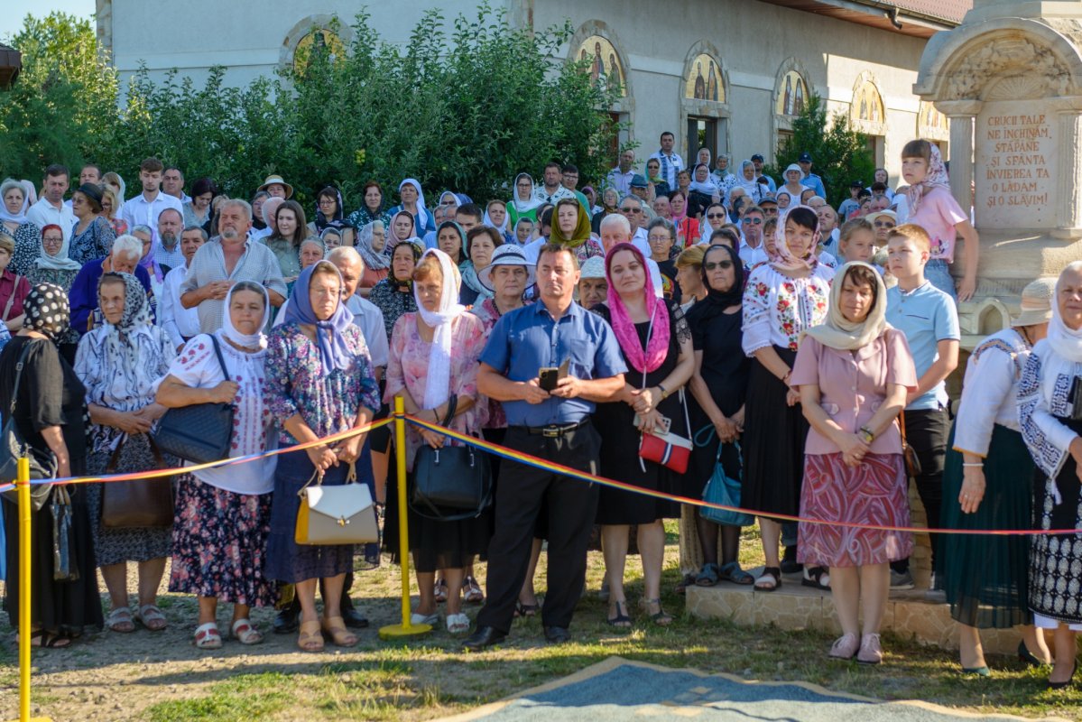 Sfințirea picturii unei biserici din Botoșani 301302