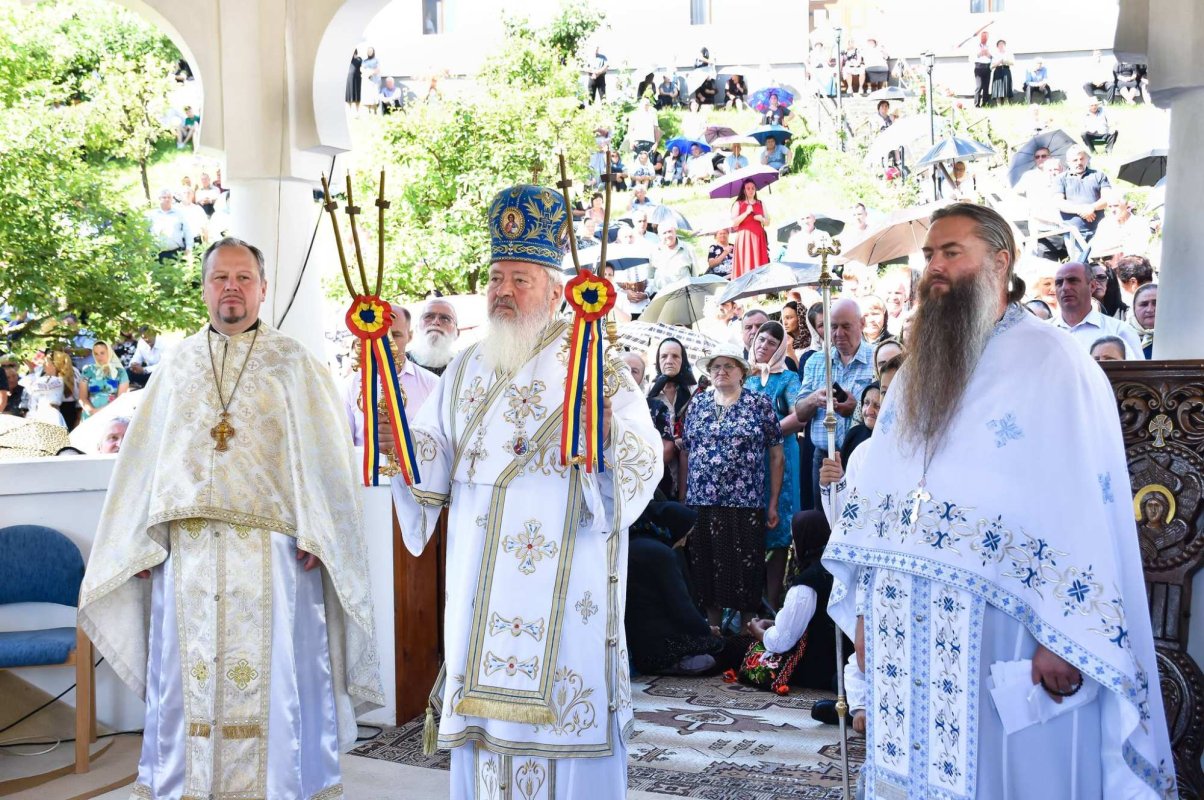 Hramul Mănăstirii „Sfinţii Apostoli Petru și Pavel” de la Rebra‑Parva 301356